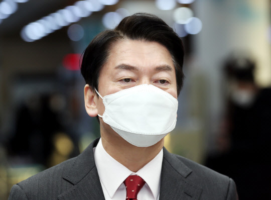 안철수 국민의당 대선 후보가 지난달 30일 오후 인천시 동구 인천시의료원을 방문해 의료원 현황 설명을 듣고 있다. 연합뉴스